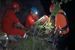 امدادرسانی نجاتگران هلال‌احمر به فرد گرفتار در ارتفاعات جنوبی استهبان