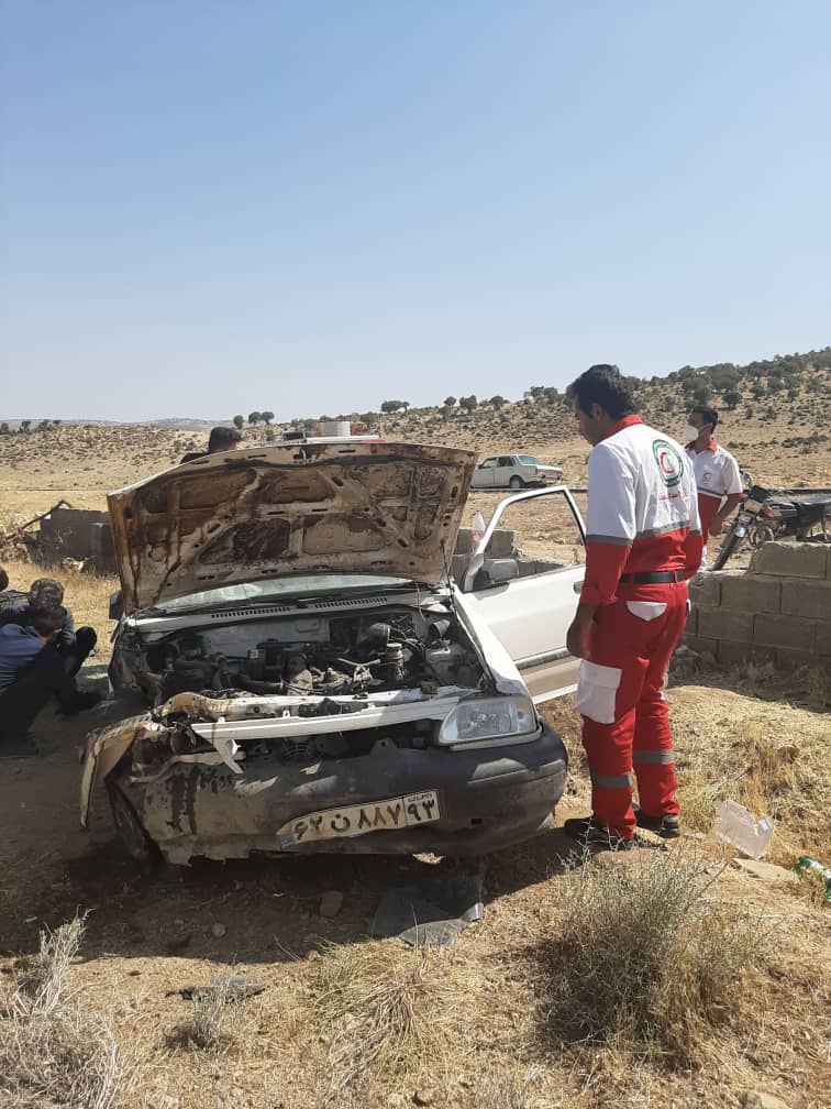 امداد رسانی نجاتگران پایگاه امداد جاده ای ارژن در حادثه واژگونی خودرو