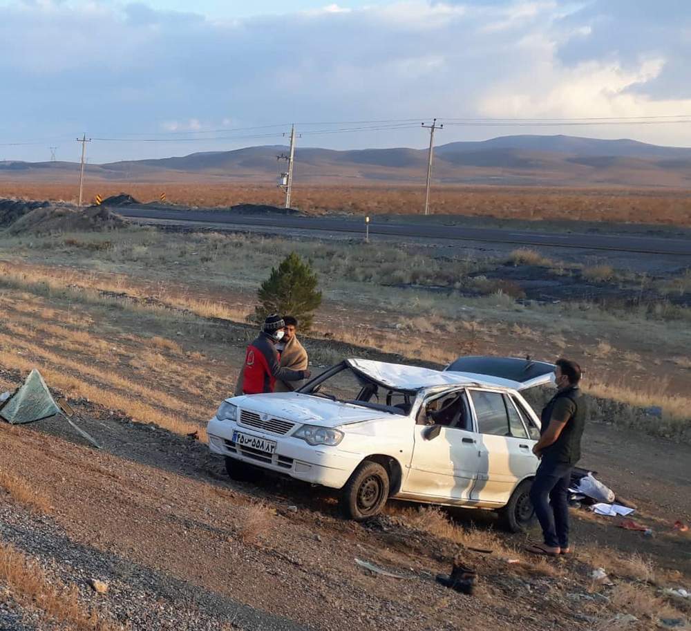 نجات جان سه مصدوم حادثه واژگونی پراید، توسط نجاتگران پایگاه جمعیت هلال احمر در کولی کش