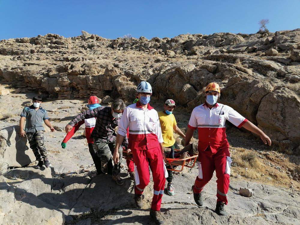 نجات جان جوان سقوط کرده در کوه رحمت تخت جمشید توسط نجاتگران جمعیت هلال احمر مرودشت