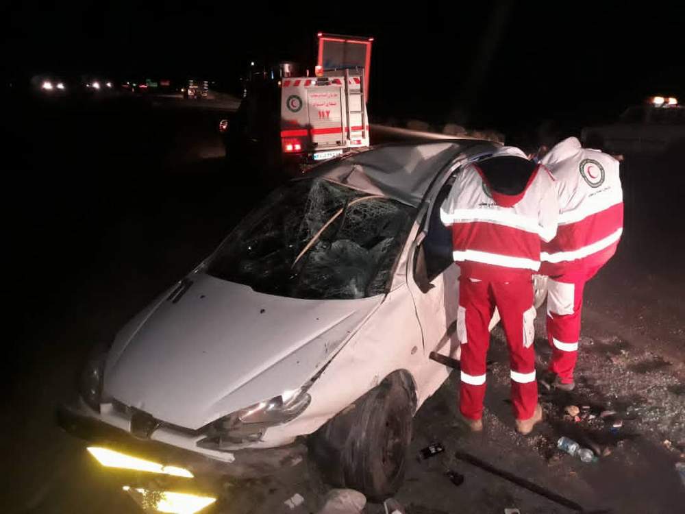 امداد رسانی نجاتگران پایگاه امداد ونجات بین شهری شهید طباطبایی به حادثه واژگونی خودرو پژو 206