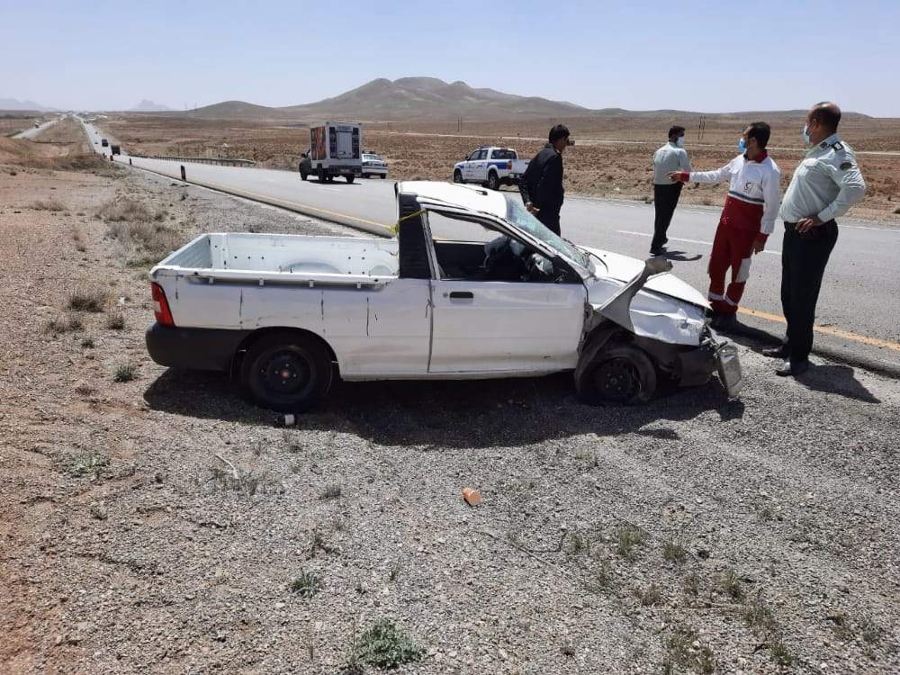 امداد رسانی نجاتگران پایگاه امداد ونجات بین شهری شهید طباطبایی به حادثه واژگونی خودرو پراید وانت