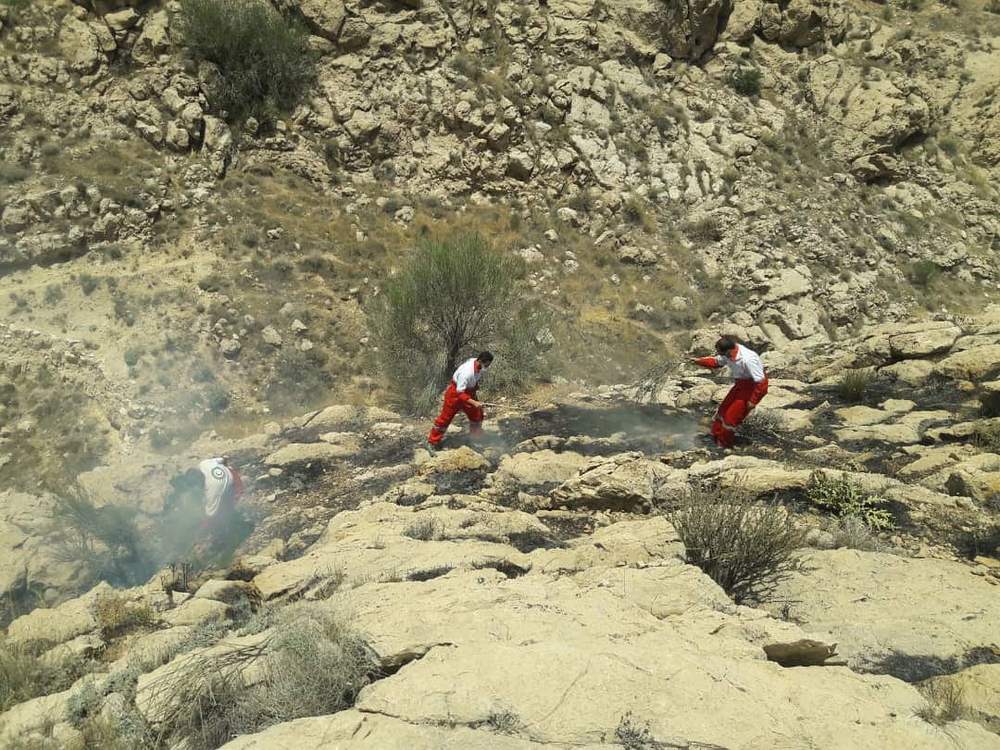 از اطفا حریق تا امدادرسانی به یک مصدوم با عارضه تنفسی توسط نجاتگران کوهستان شیراز / امدادرسانی به دو حادثه توسط نجاتگران پایگاه کوهستان باباکوهی