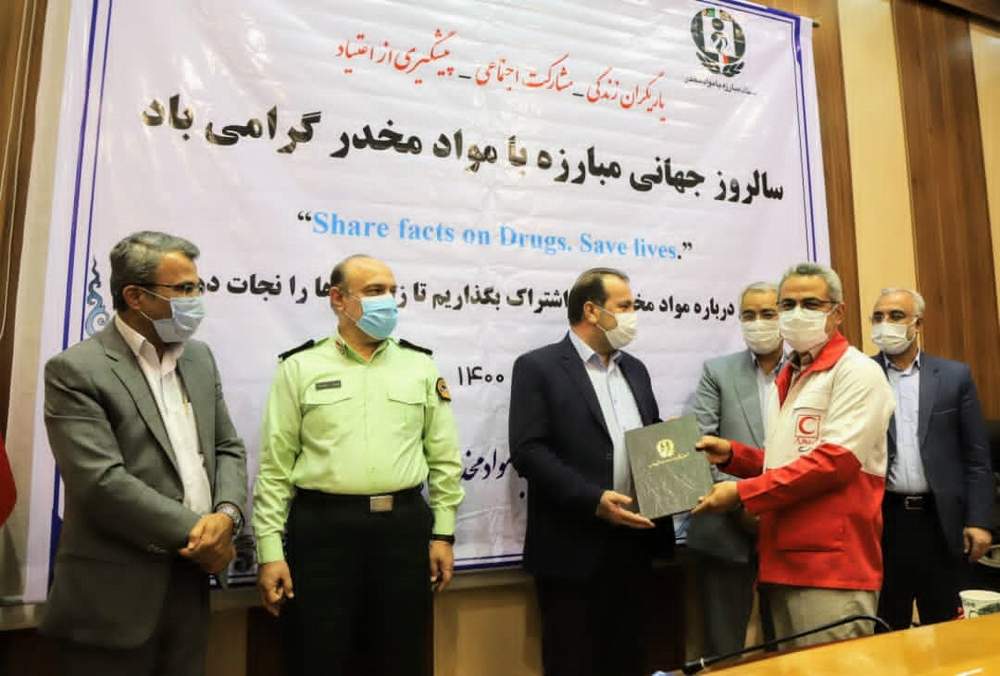 استاندار فارس همزمان با سالروز جهانی مبارزه با مواد مخدر در شورای مبارزه با مواد مخدر استان، از مدیر عامل جمعیت هلال احمر فارس در راستای خدمات و اقدامات این جمعیت در حوزه مبارزه با مواد مخدر تقدیر کرد.