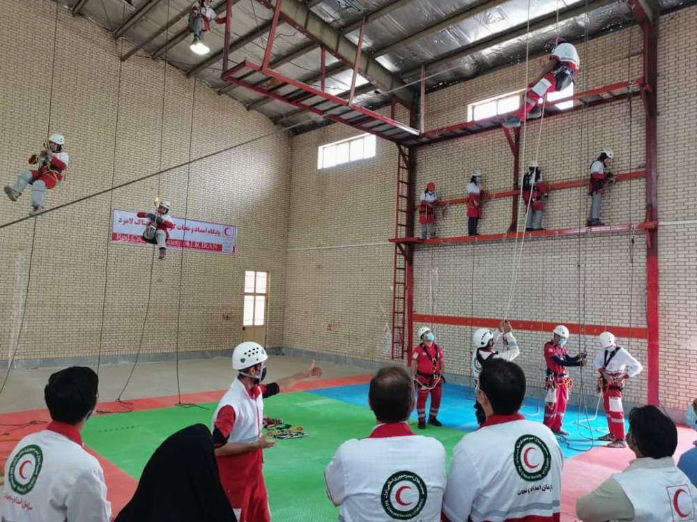 برپایی کارگاه آموزش تخصصی کار در ارتفاع جمعیت هلال احمر لامرد با کمک ۶۵۰ میلیون ریالی خیرین داوطلب
