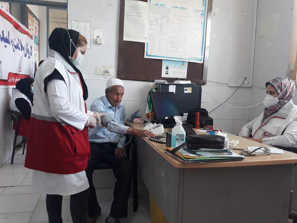برگزاری کاروان سلامت همزمان با اولین روز از هفته هلال در روستای قلات شهرستان قیروکارزین