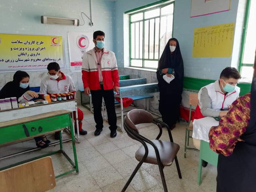 برپایی کاروان سلامت در روستای چاه انجیر به مناسبت هفته هلال احمر در شهرستان زرین دشت