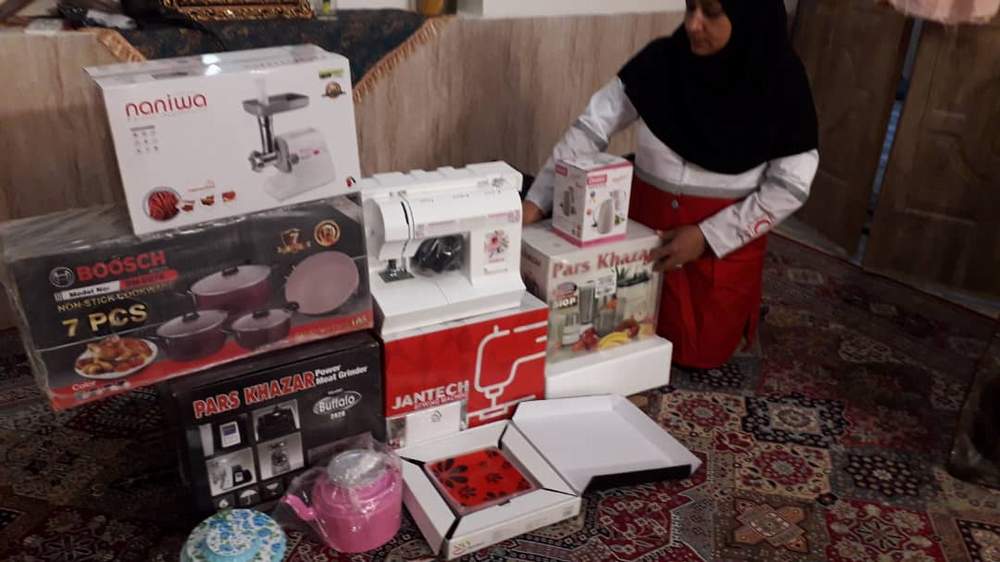 ⭕ خبر| تهیه و اهدای جهیزیه به دو زوج جوان توسط اعضای داوطلب خانه هلال حسینیه محله سادات هلال احمر شهرستان نی ریز