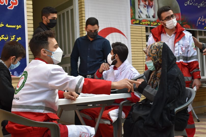 تیم درمانی 7 نفره جمعیت هلال احمر استان فارس در قالب کاروان سلامت در محلشه گلشن شیراز به بیش از 60 نفر خدمات درمانی ارائه نمودند.