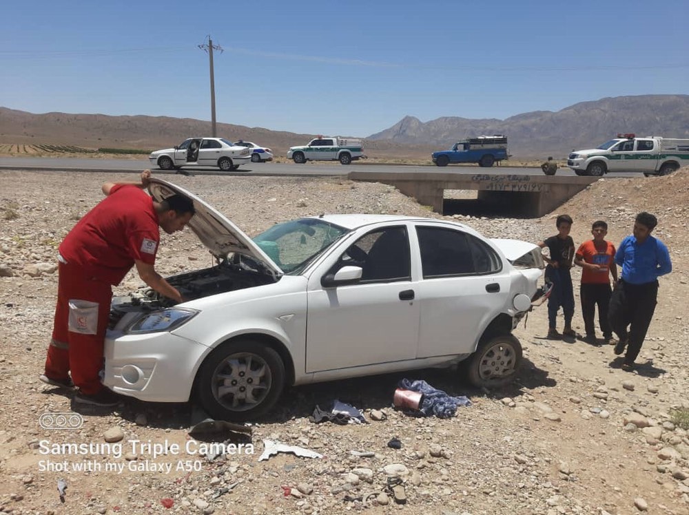 امدادرسانی به حادثه واژگونی خودرو ساینا توسط نیروهای عملیاتی هلال احمر استهبان