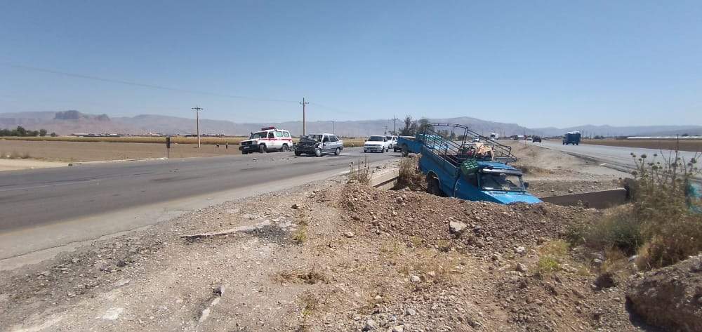 امدادرسانی به حادثه برخورد خودرو پراید با وانت نیسان توسط تیم عملیاتی هلال احمر مرودشت