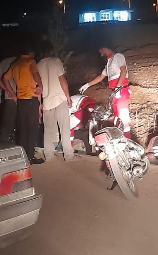 امدادرسانی به حادثه برخورد سواری ۴۰۵ با موتور سیکلت توسط تیم عملیاتی جمعیت هلال احمر ممسنی