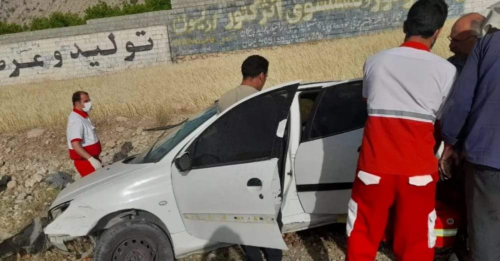 امدادرسانی به حادثه واژگونی سواری پژو۲۰۶ توسط نجاتگران پایگاه امداد و نجات بین شهری شهدای گلگون ممسنی