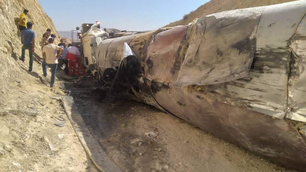 امدادرسانی به حادثه رانندگی در محور فیروزآباد _ فراشبند توسط نجاتگران هلال احمر شهرستان فیروزاباد