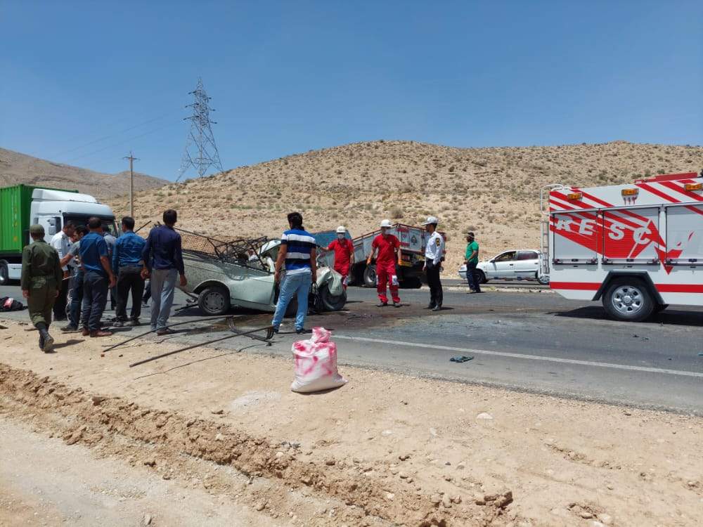 برخورد رخ به رخ کامیون ایسوزو و وانت پیکان در محور جهرم - لار دو کشته و دو مصدوم بهمراه داشت.