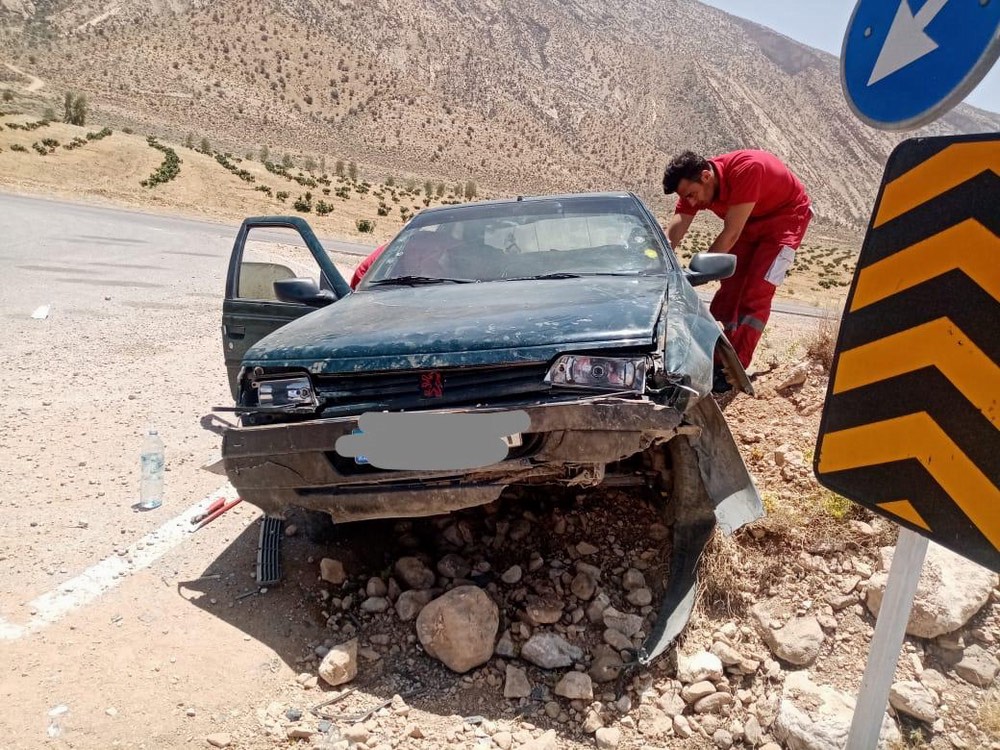 امدادرسانی به حادثه انحراف خودرو در محور استهبان - شیراز توسط تیم علمیاتی هلال احمر استهبان