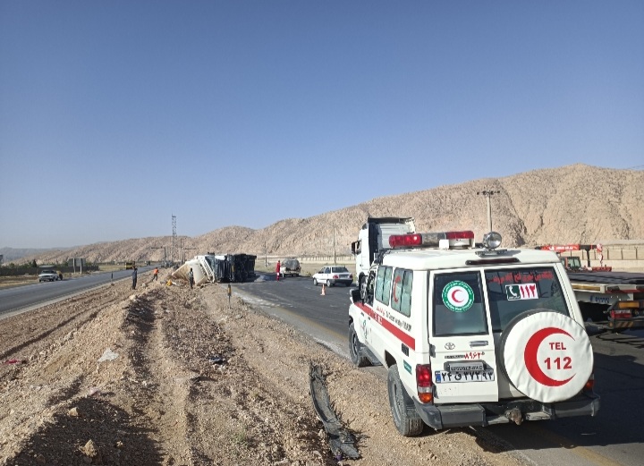 امدادرسانی به حادثه واژگونی خودرو اسکانیا(تریلر) توسط پایگاه امداد و نجات فتح آباد مرودشت