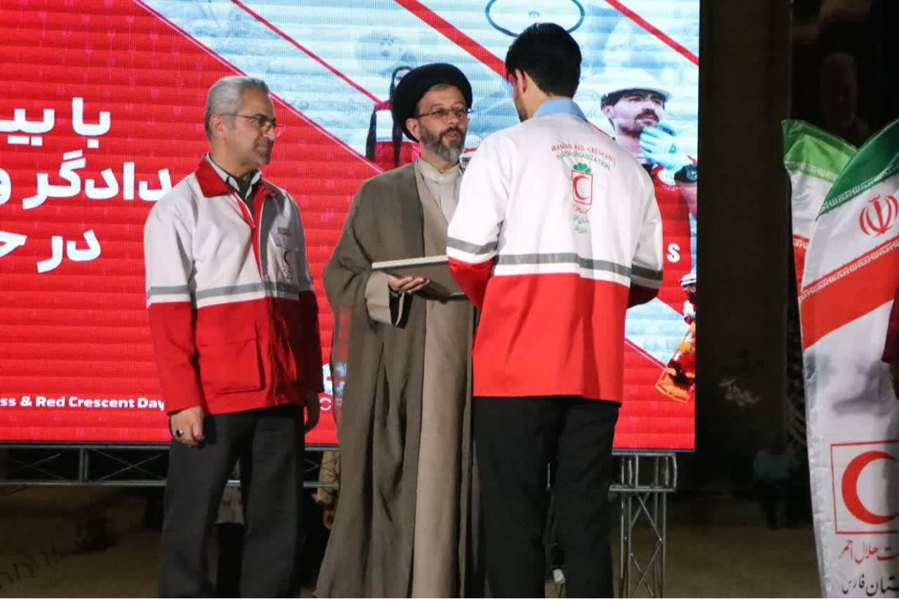 هلال در میدان با حضور اعضاء و کارکنان هلال‌احمر فارس برگزار شد/ رییس سازمان جوانان در جمع مردم شیراز