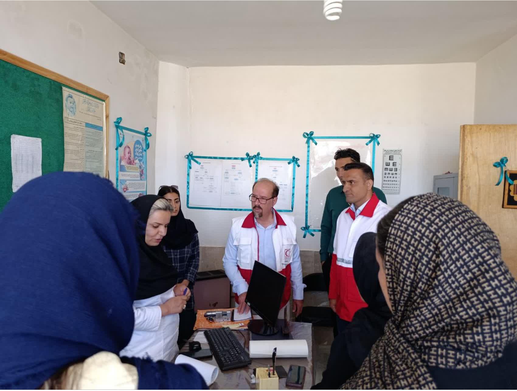 اعزام تیم بهداشت و درمان اضطراری BHCU هلال‌احمر به روستای میج بخش سیدان مرودشت / ارائه خدمات درمانی به بیش از ۴۰۰ نفر