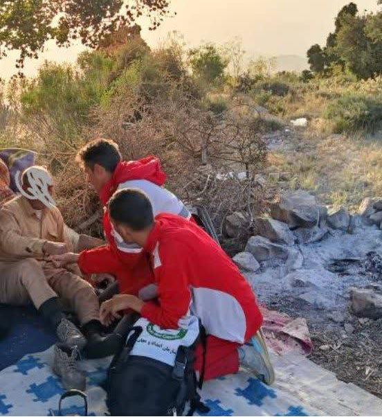 عملیات جستوجو و نجات برای دستیابی به فرد ۶۰ ساله در ارتفاعات پادنا شهرستان فیروزآباد