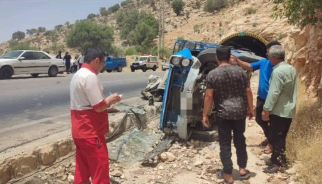 واژگونی نیسان در جاده کازرون به شیراز با ۳ مصدوم